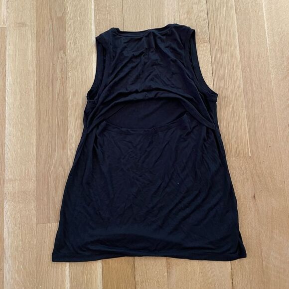 Black active shirt with open back - Picture 4 of 5